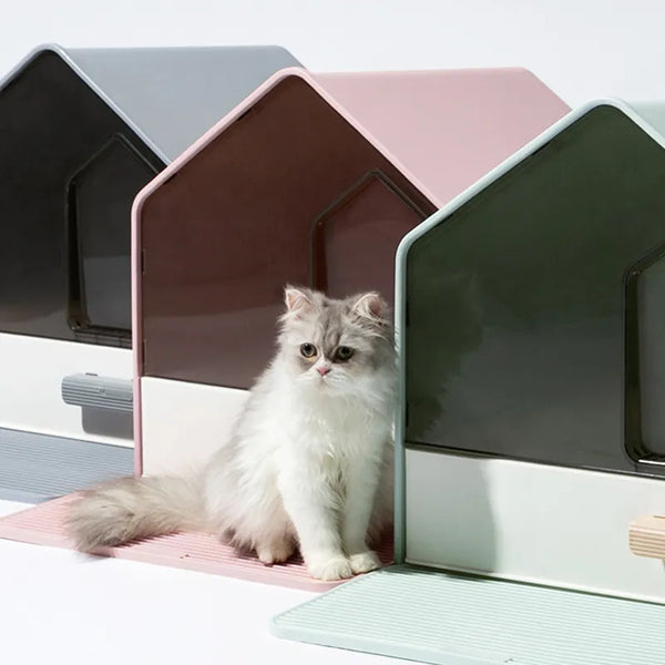lyxig kattlåda villa stor kattlåda snygg design med tak ingår matta och skopa grå, rosa och grön och katt utanför